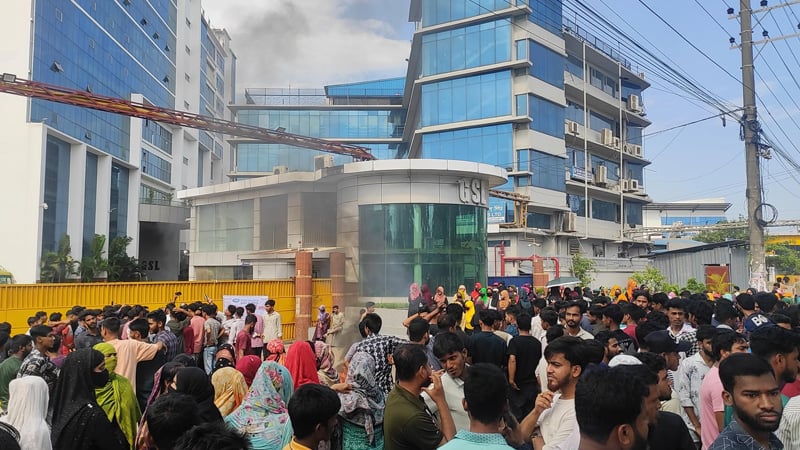 কর্ণফুলীতে বকেয়া বেতন দাবিতে সড়ক অবরোধ, বিক্ষোভ