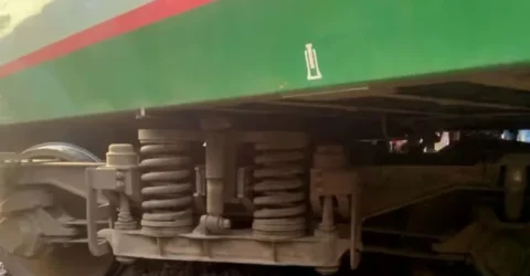 হঠাৎ বিকট শব্দে লাইনচ্যুত বনলতা এক্সপ্রেস