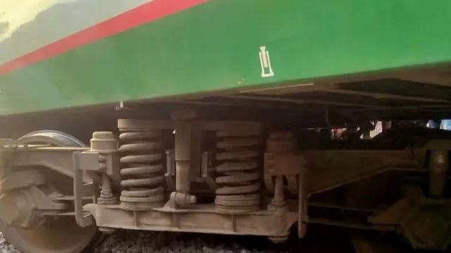 হঠাৎ বিকট শব্দে লাইনচ্যুত বনলতা এক্সপ্রেস