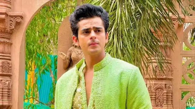 প্রেমিকাকে হুমকি, শুটিং সেটে পুলিশ আটক করলো অভিনেতাকে