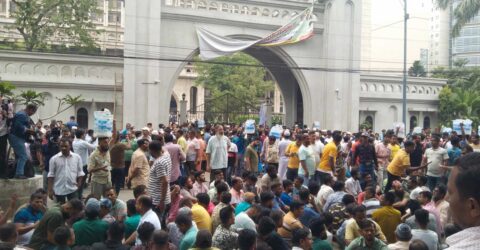 টানা ৪র্থ দিনের মতো নগরভবনে ইশরাকপন্থিরা, বন্ধ প্রধান ফটক