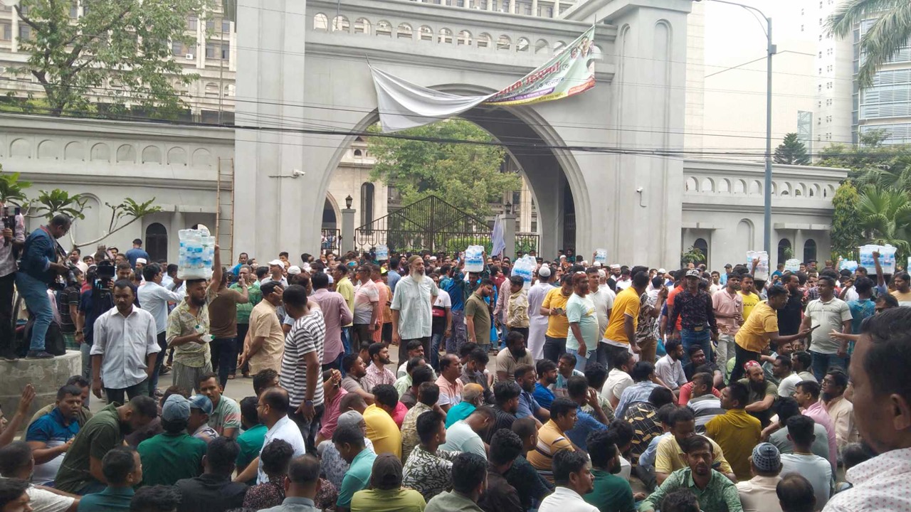 টানা ৪র্থ দিনের মতো নগরভবনে ইশরাকপন্থিরা, বন্ধ প্রধান ফটক