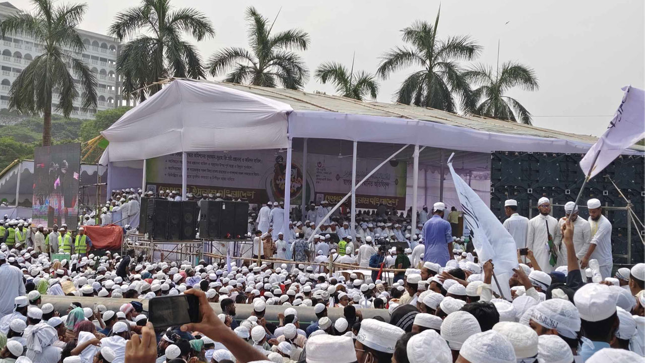 চার দফা দাবি সোহরাওয়ার্দী উদ্যানে হেফাজতের মহাসমাবেশে নেতাকর্মীদের ঢল